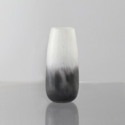 Vase aus Glas in weiß