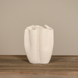 Vase aus Keramik in weiß rau