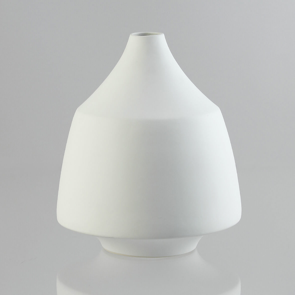 Vase aus Porzellan, organisch kegelförmig in weiß