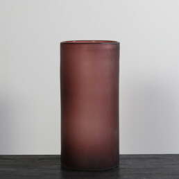 Vase aus Glas in dunklem rot